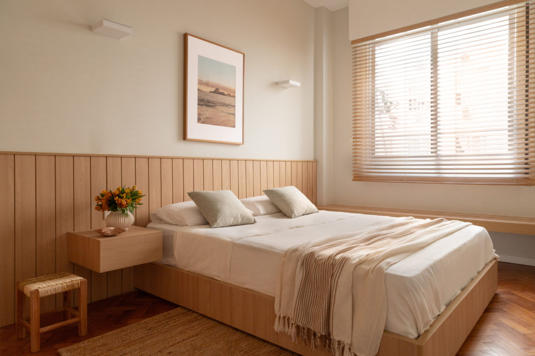 Branco, madeira clara e cozinha integrada: como um apê de três quartos em Ipanema ganhou alma escandinava