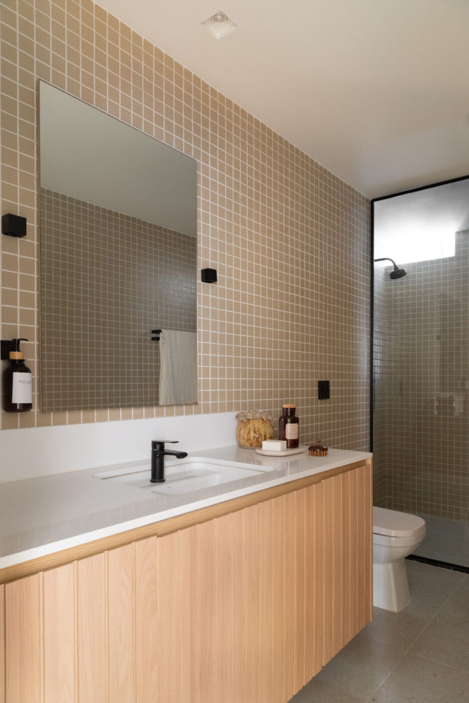 Branco, madeira clara e cozinha integrada: como um apê de três quartos em Ipanema ganhou alma escandinava