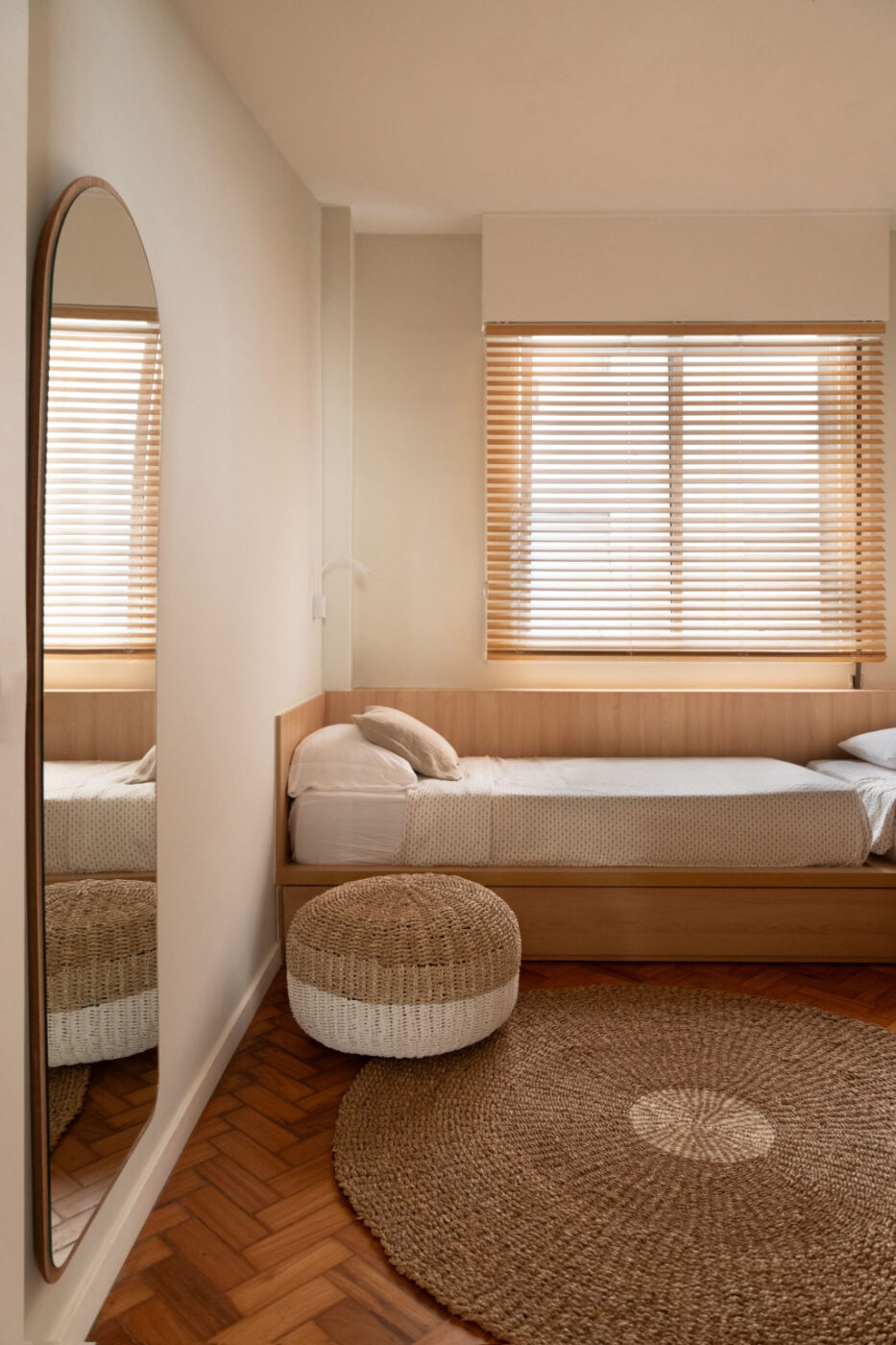 Branco, madeira clara e cozinha integrada: como um apê de três quartos em Ipanema ganhou alma escandinava