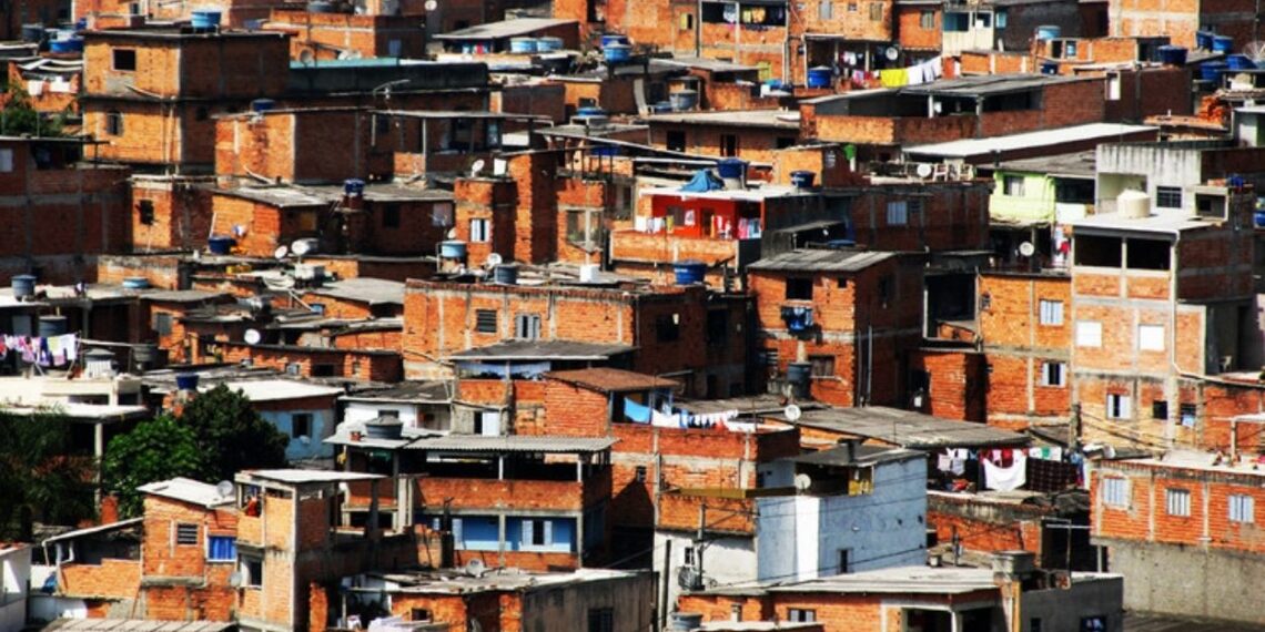Pesquisa brasileira premiada mundialmente mostra como melhorar ventilação e conforto térmico em favelas usando tijolos e blocos cerâmicos