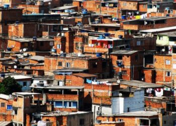 Pesquisa brasileira premiada mundialmente mostra como melhorar ventilação e conforto térmico em favelas usando tijolos e blocos cerâmicos
