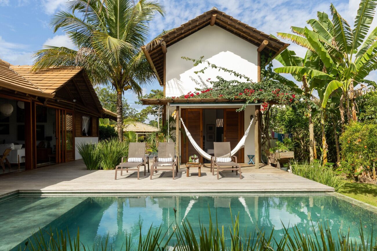 Casa de Praia com Alma Litorânea: ventilação natural, madeira e cimento queimado como linguagem de projeto