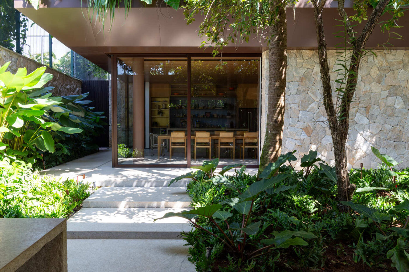 Casa MKN: a residência que usou o paisagismo como ponto de partida do projeto