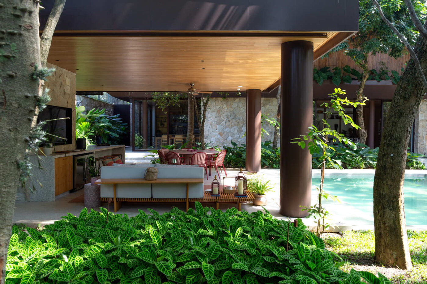 Casa MKN: a residência que usou o paisagismo como ponto de partida do projeto