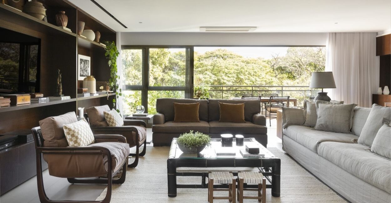 A área social do projeto assinado pelo designer de interiores Fabricio Frezza e o arquiteto Gabriel Figueiredo é ampla, convidativa e dá evidência para a natureza | Projeto: Frezza & Figueiredo Arquitetura e Interiores | Foto: Carolina Mossin