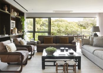 A área social do projeto assinado pelo designer de interiores Fabricio Frezza e o arquiteto Gabriel Figueiredo é ampla, convidativa e dá evidência para a natureza | Projeto: Frezza & Figueiredo Arquitetura e Interiores | Foto: Carolina Mossin