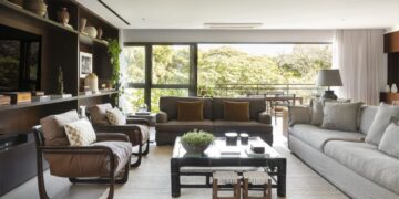 A área social do projeto assinado pelo designer de interiores Fabricio Frezza e o arquiteto Gabriel Figueiredo é ampla, convidativa e dá evidência para a natureza | Projeto: Frezza & Figueiredo Arquitetura e Interiores | Foto: Carolina Mossin