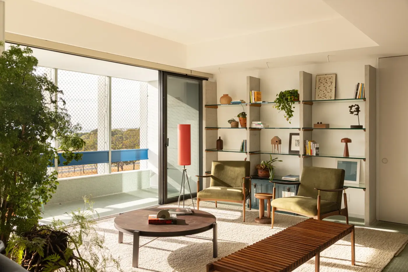 Apartamento em Brasília recupera identidade modernista e transforma planta fechada em espaço fluido e acolhedor