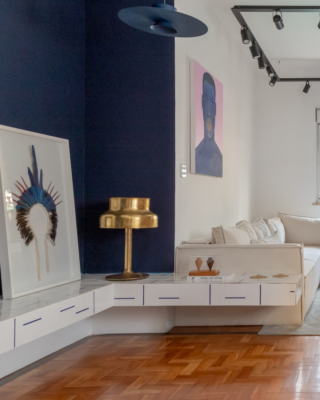 Apartamento de 53 m² no Leblon une design autoral brasileiro, azul e memória afetiva em projeto integrado
