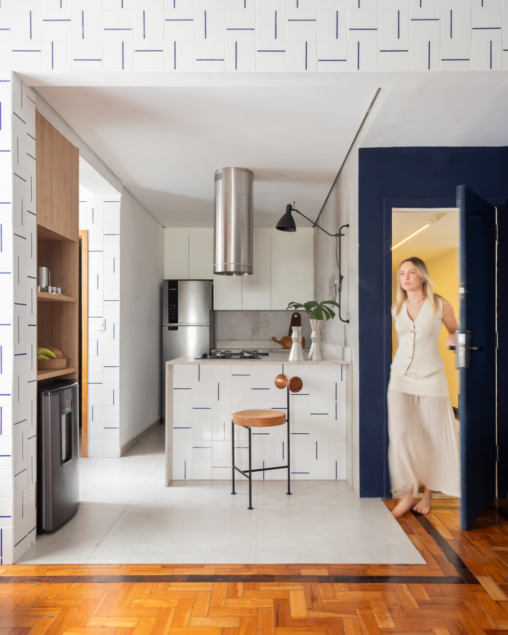 Apartamento de 53 m² no Leblon une design autoral brasileiro, azul e memória afetiva em projeto integrado