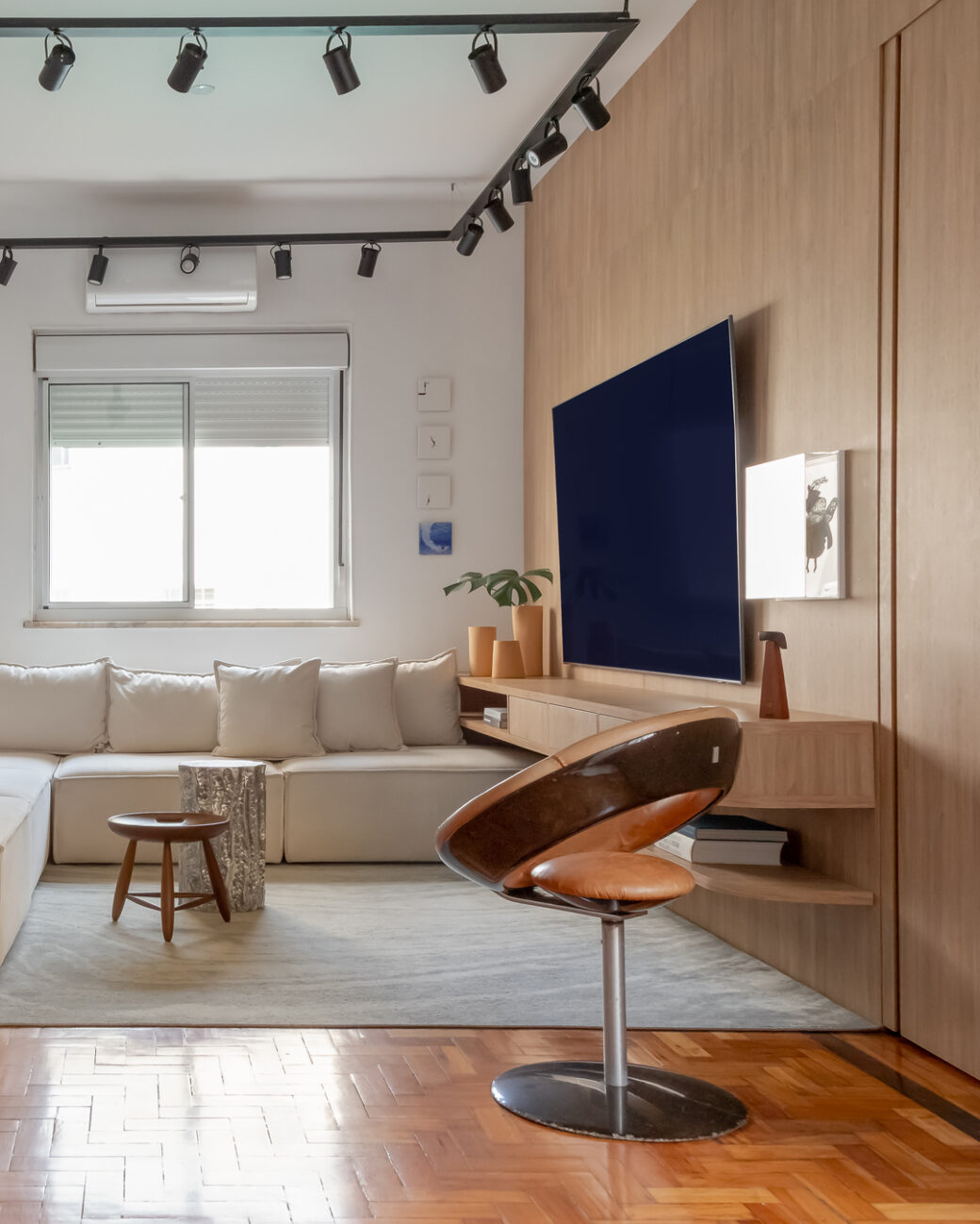 Apartamento de 53 m² no Leblon une design autoral brasileiro, azul e memória afetiva em projeto integrado