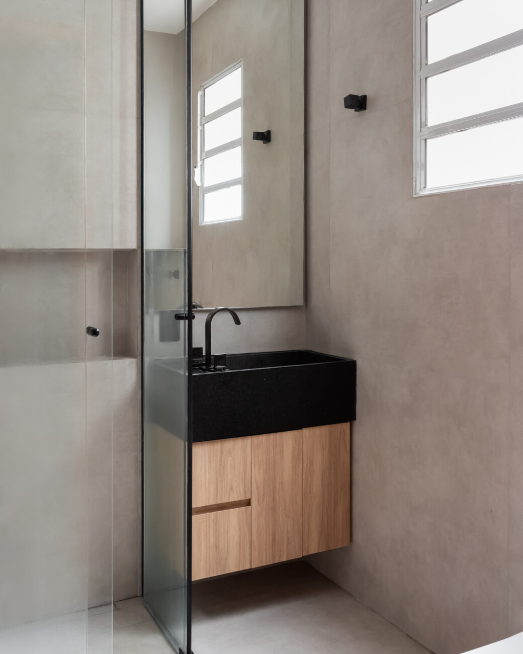 Apartamento de 53 m² no Leblon une design autoral brasileiro, azul e memória afetiva em projeto integrado