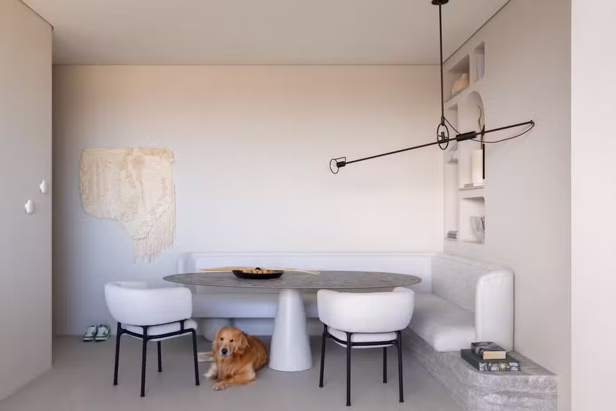 Apartamento de 85 m² em Curitiba ganha profundidade com branco, pedra e luz estudada