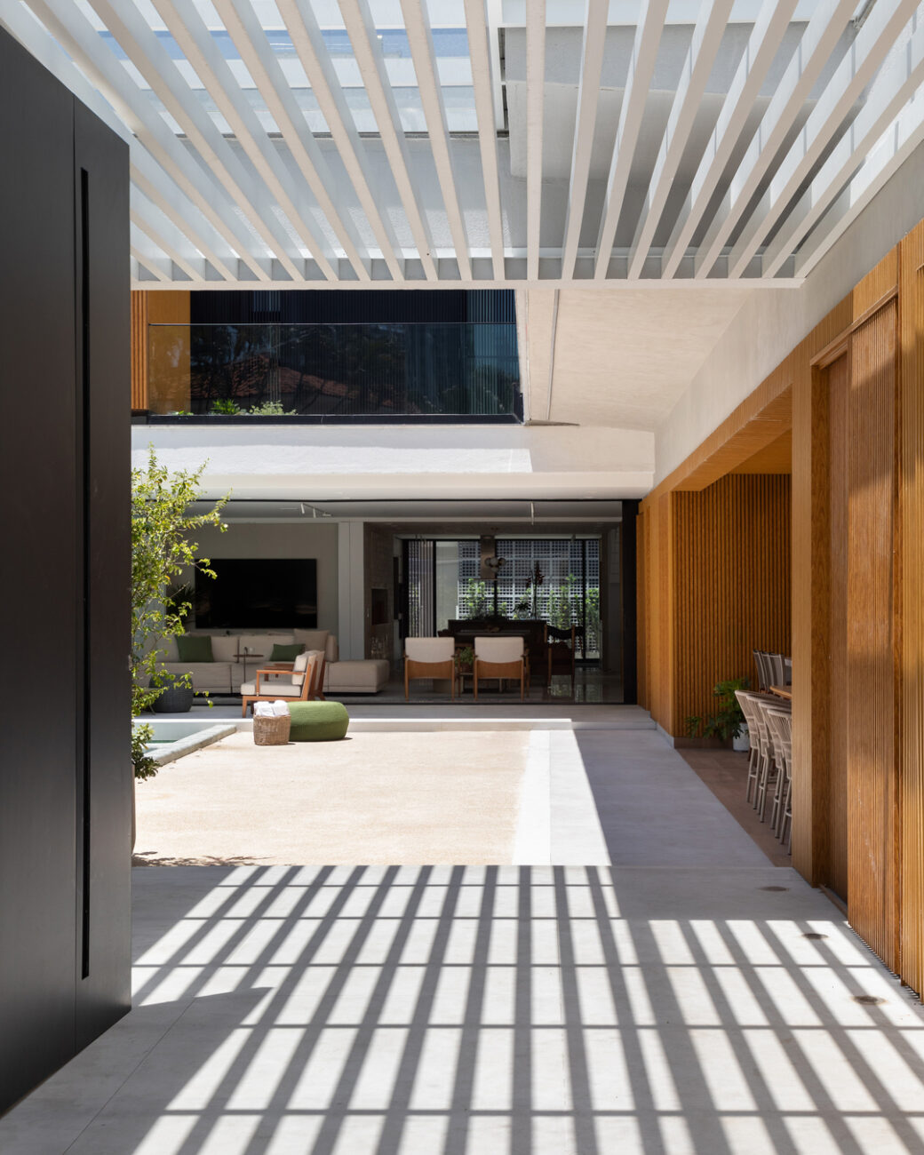 Casa projetada na Barra da Tijuca une volumetria contemporânea, integração total e espaços pensados para uma família em expansão