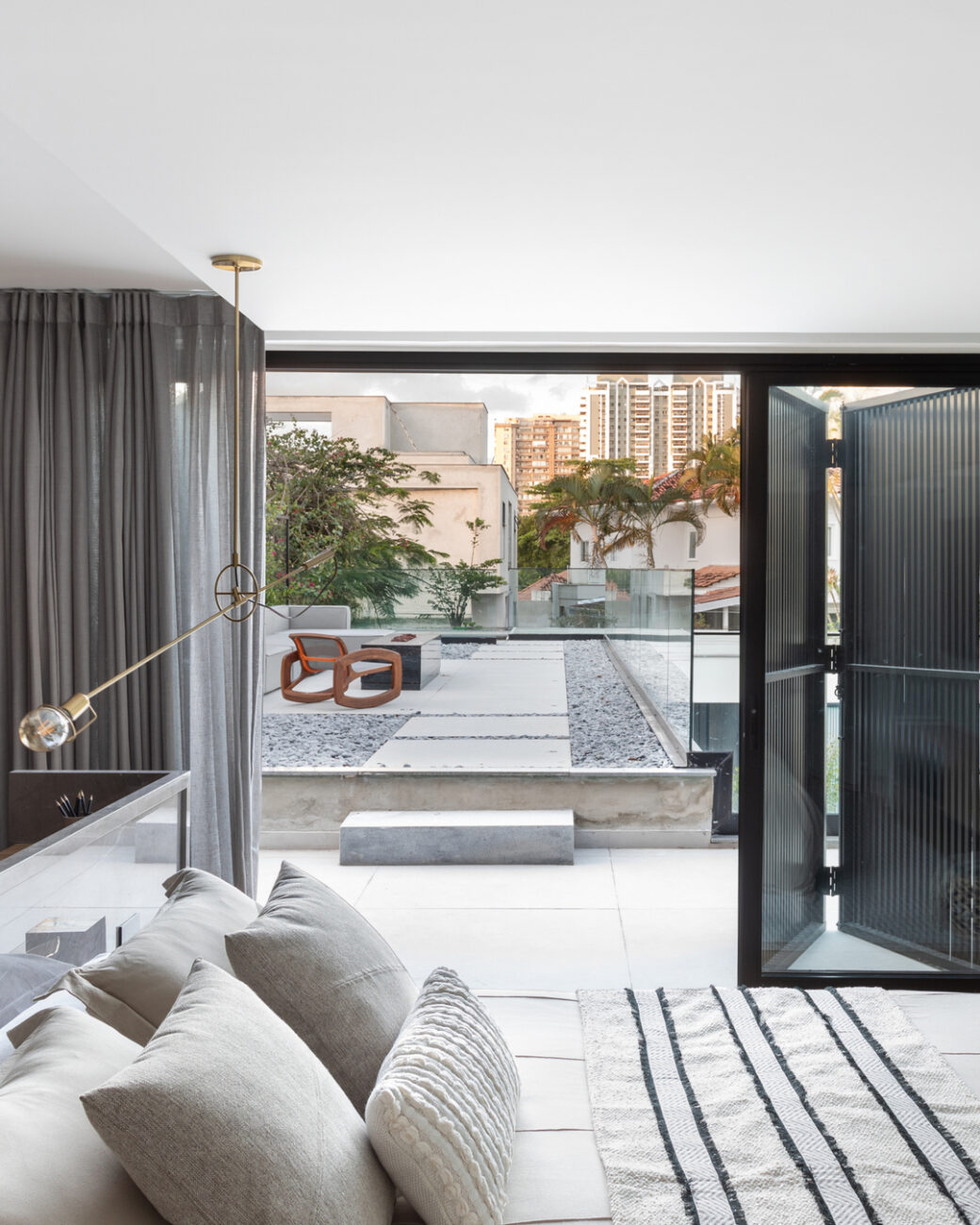 Casa projetada na Barra da Tijuca une volumetria contemporânea, integração total e espaços pensados para uma família em expansão