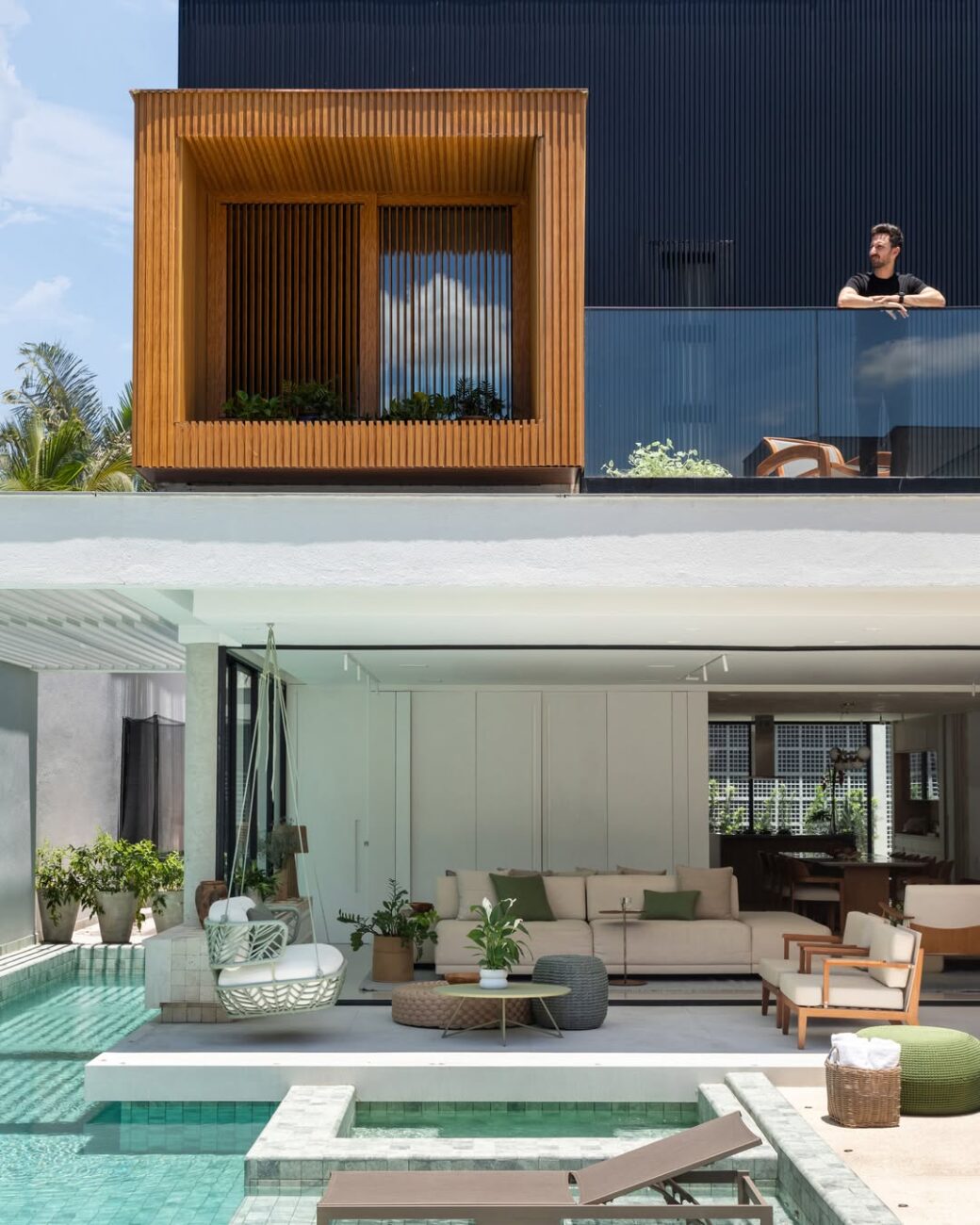 Casa projetada na Barra da Tijuca une volumetria contemporânea, integração total e espaços pensados para uma família em expansão