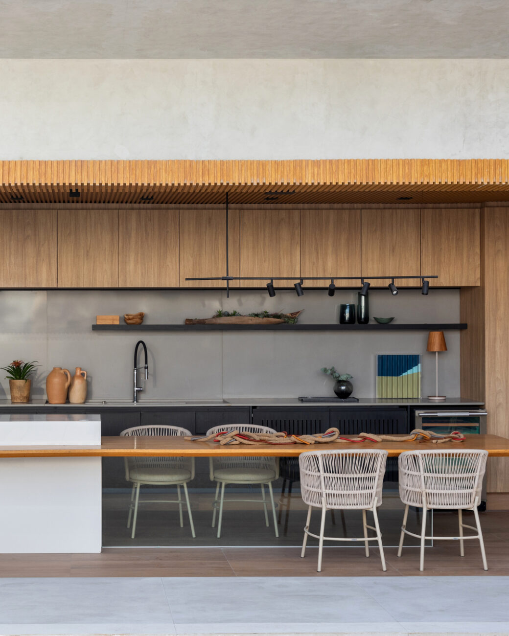 Casa projetada na Barra da Tijuca une volumetria contemporânea, integração total e espaços pensados para uma família em expansão