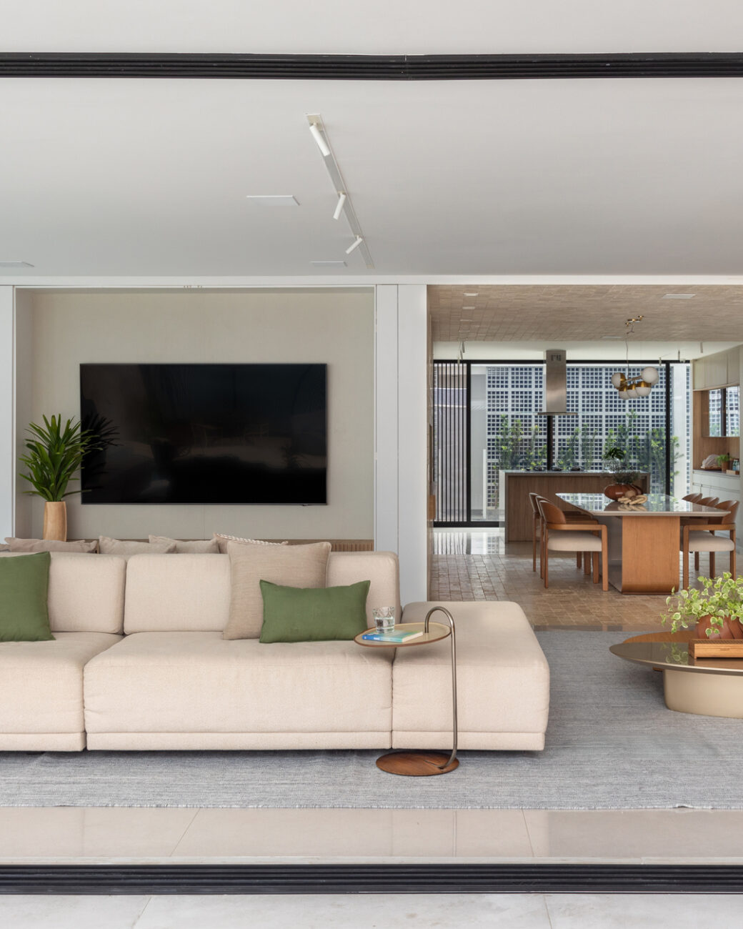 Casa projetada na Barra da Tijuca une volumetria contemporânea, integração total e espaços pensados para uma família em expansão