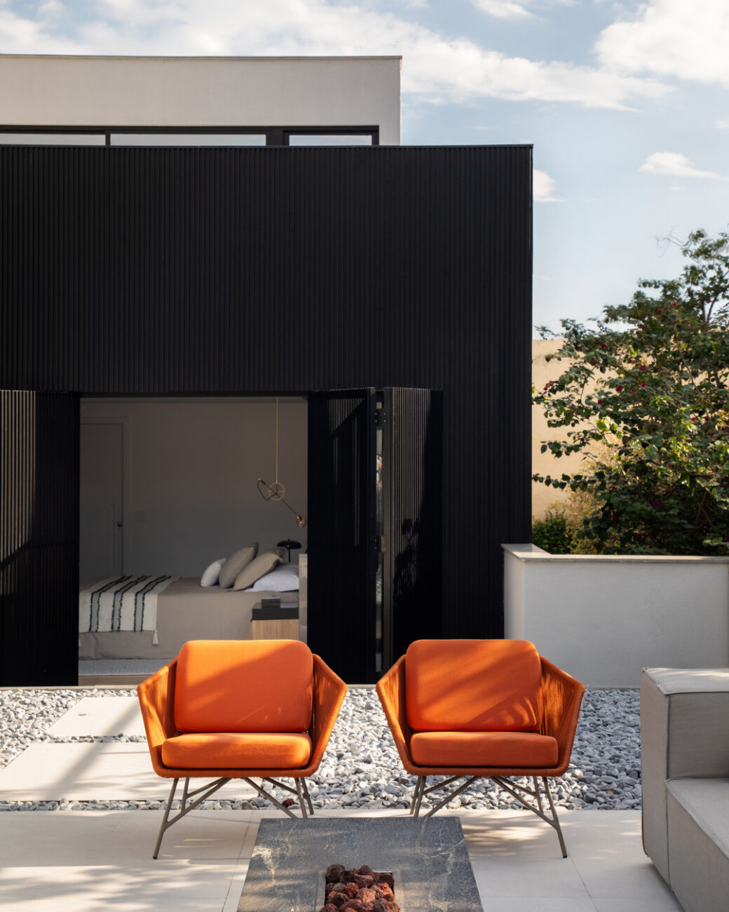 Casa projetada na Barra da Tijuca une volumetria contemporânea, integração total e espaços pensados para uma família em expansão