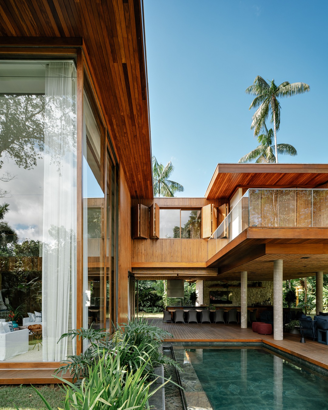 Casa de praia no Guarujá une arquitetura contemporânea, materiais naturais e integração total com a paisagem
