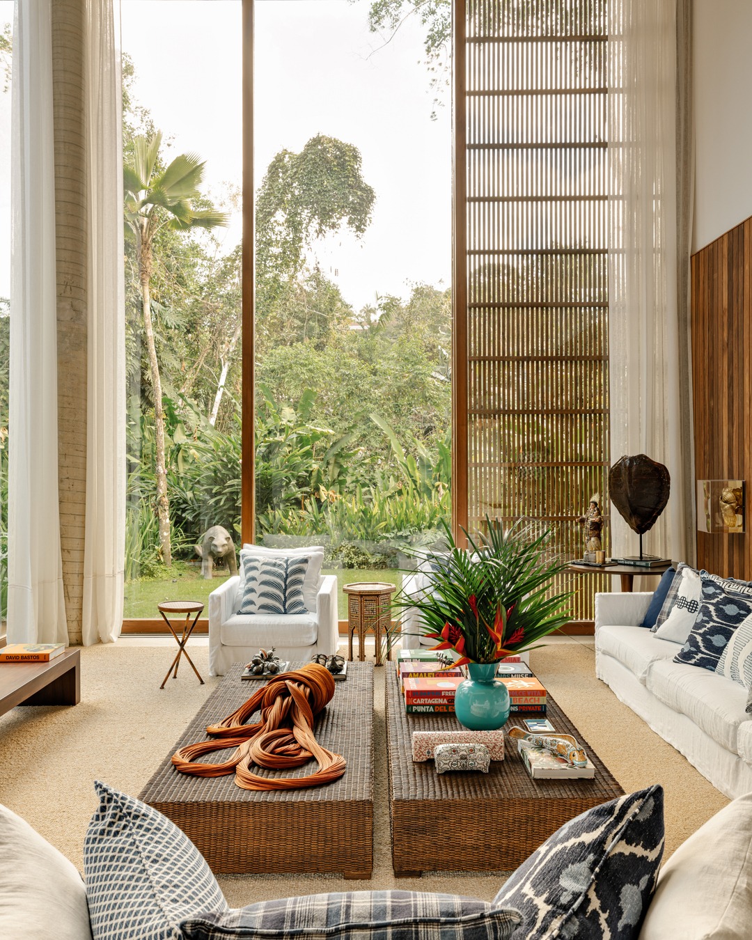 Casa de praia no Guarujá une arquitetura contemporânea, materiais naturais e integração total com a paisagem