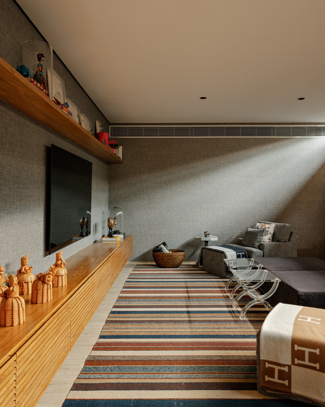 Casa de praia no Guarujá une arquitetura contemporânea, materiais naturais e integração total com a paisagem