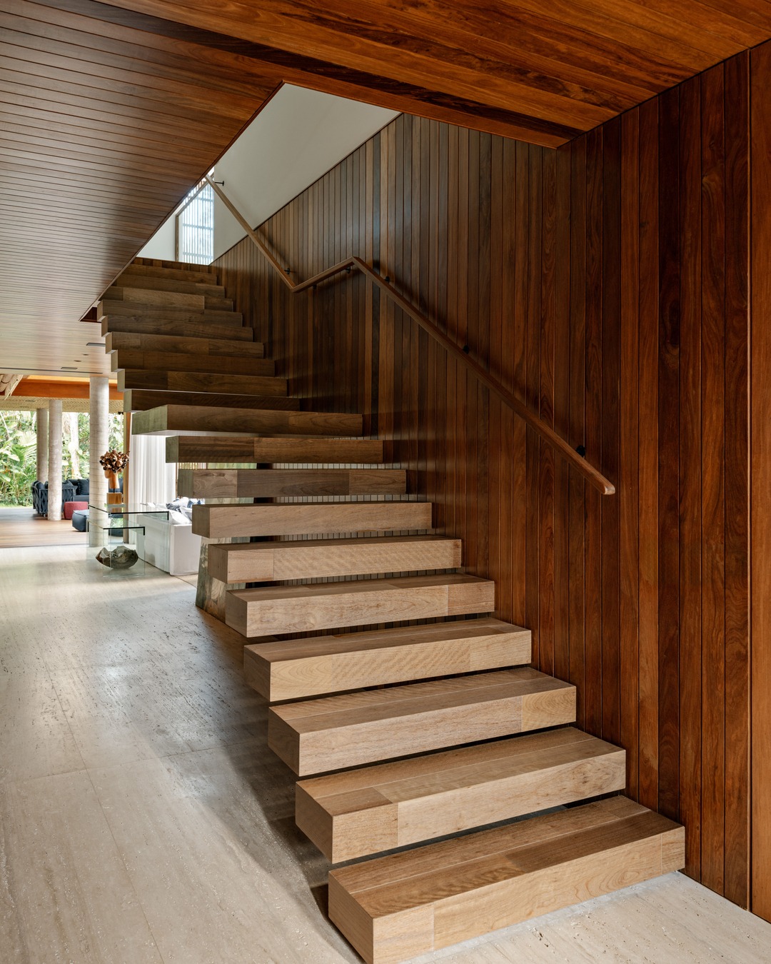 Casa de praia no Guarujá une arquitetura contemporânea, materiais naturais e integração total com a paisagem