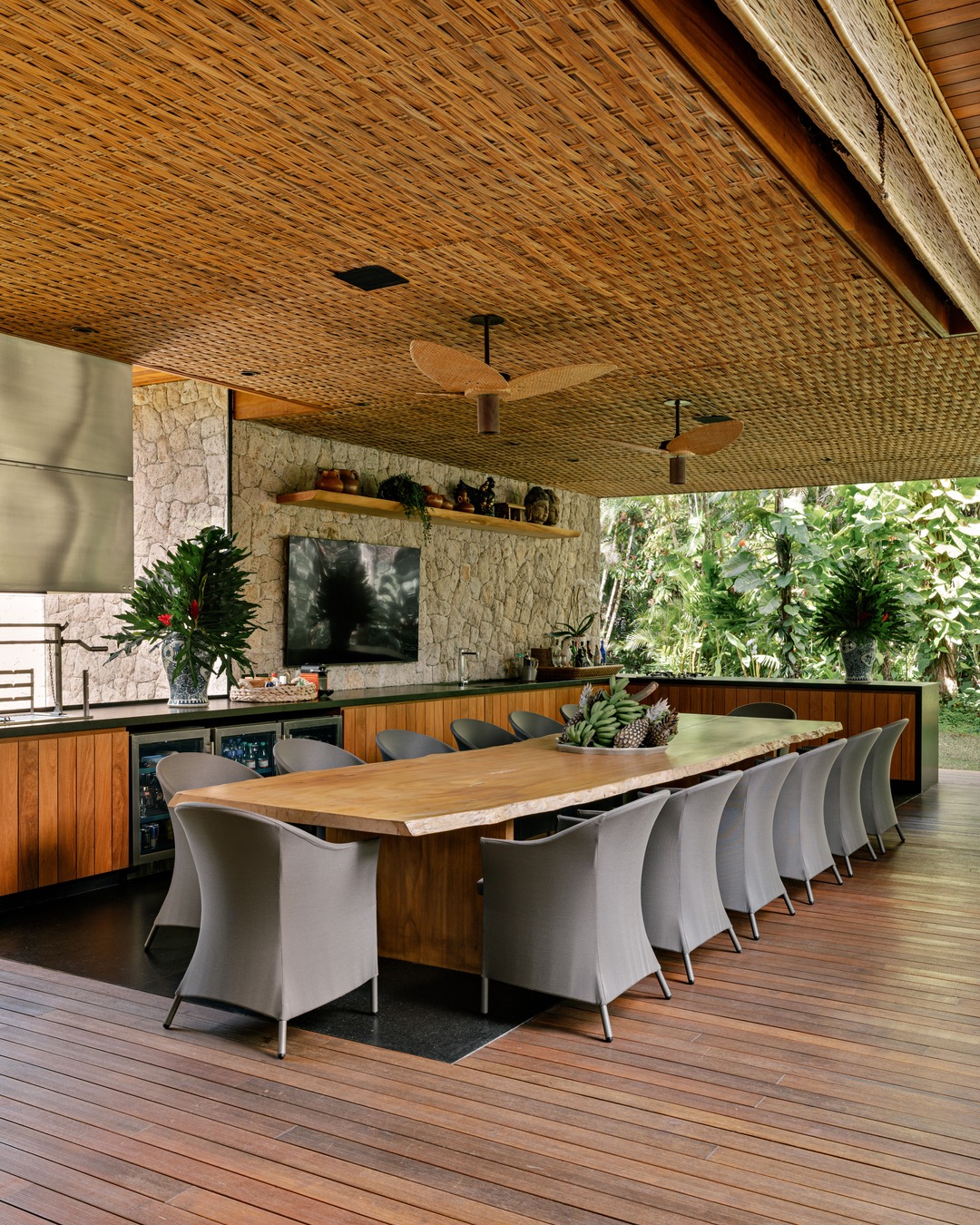 Casa de praia no Guarujá une arquitetura contemporânea, materiais naturais e integração total com a paisagem