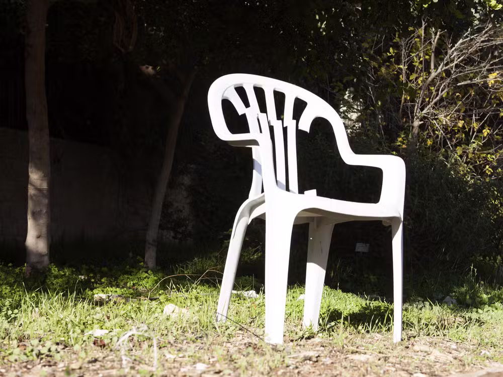 Cadeira de plástico é recriada em madeira esculpida à mão desafia o design industrial