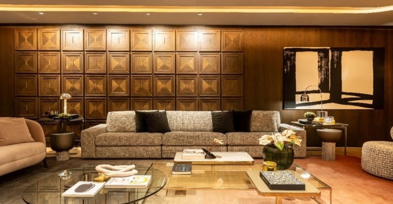 Neste generoso estar integrado com jantar, de 110 m², projetado pela arquiteta Patricia Penna especialmente para a Mostra Artefacto São Paulo 2026, os visitantes encontram diversos elementos atemporais aplicados no ambiente. Na seleção, ela trabalhou com materiais longevos como a madeira, mobiliários levemente orgânicos e uma aconchegante iluminação indireta | Projeto: Patricia Penna Arquitetura & Design | Foto: JP Image