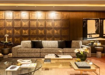 Neste generoso estar integrado com jantar, de 110 m², projetado pela arquiteta Patricia Penna especialmente para a Mostra Artefacto São Paulo 2026, os visitantes encontram diversos elementos atemporais aplicados no ambiente. Na seleção, ela trabalhou com materiais longevos como a madeira, mobiliários levemente orgânicos e uma aconchegante iluminação indireta | Projeto: Patricia Penna Arquitetura & Design | Foto: JP Image