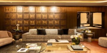 Neste generoso estar integrado com jantar, de 110 m², projetado pela arquiteta Patricia Penna especialmente para a Mostra Artefacto São Paulo 2026, os visitantes encontram diversos elementos atemporais aplicados no ambiente. Na seleção, ela trabalhou com materiais longevos como a madeira, mobiliários levemente orgânicos e uma aconchegante iluminação indireta | Projeto: Patricia Penna Arquitetura & Design | Foto: JP Image