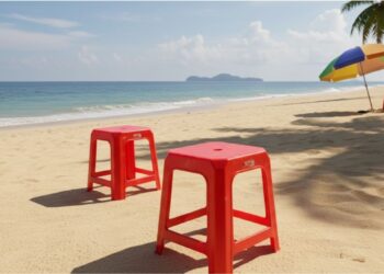 O furo nas banquetas de plástico não é enfeite — e a explicação revela muito sobre design industrial