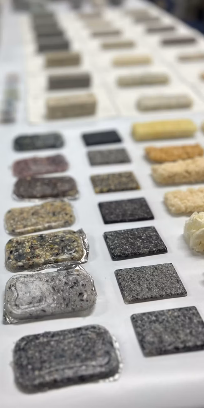 Arroz moído vira bloco de construção colorido — e o design de interiores nunca mais será o mesmo