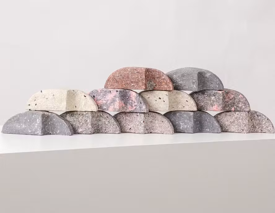 Arroz moído vira bloco de construção colorido — e o design de interiores nunca mais será o mesmo