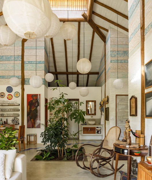 Casa de Praia com Alma Litorânea: ventilação natural, madeira e cimento queimado como linguagem de projeto