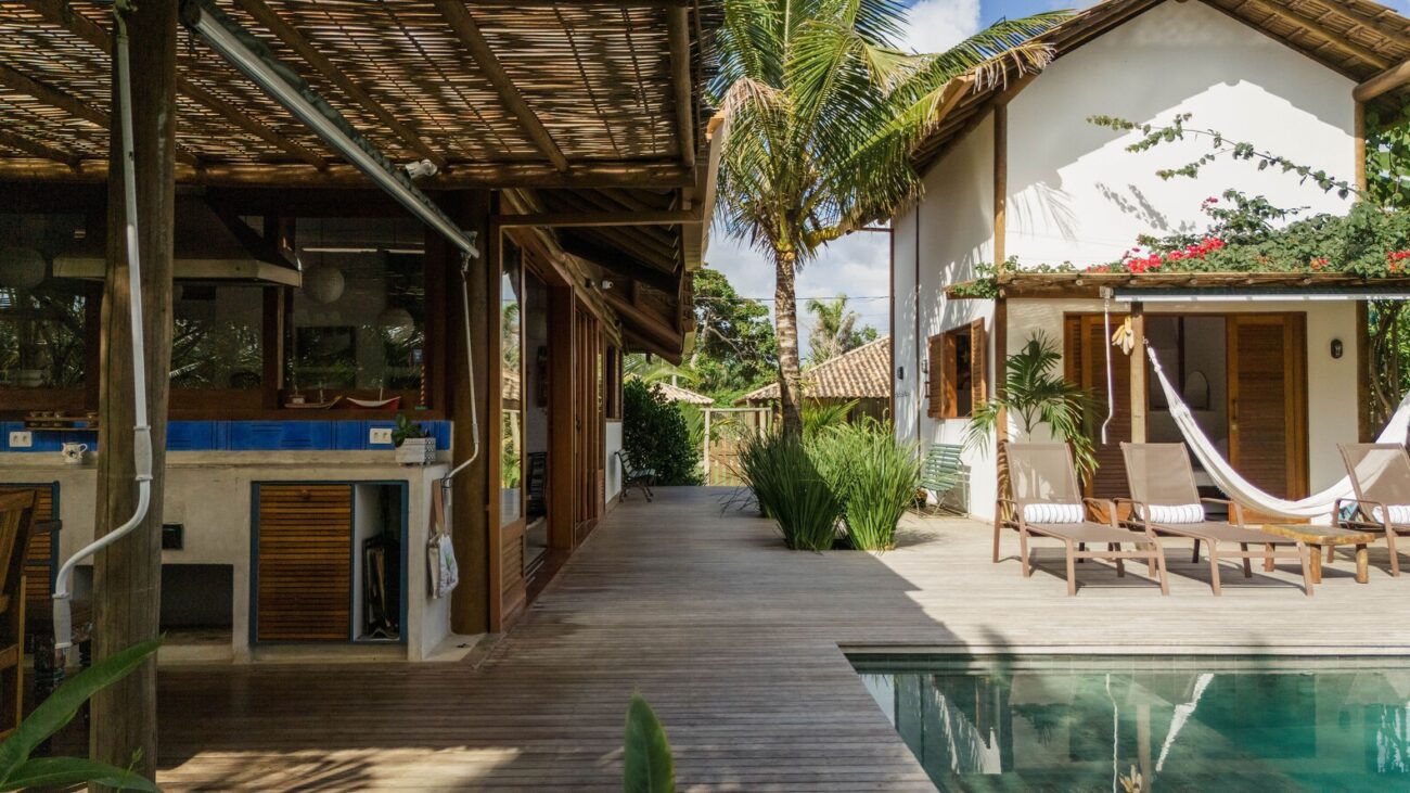 Casa de Praia com Alma Litorânea: ventilação natural, madeira e cimento queimado como linguagem de projeto