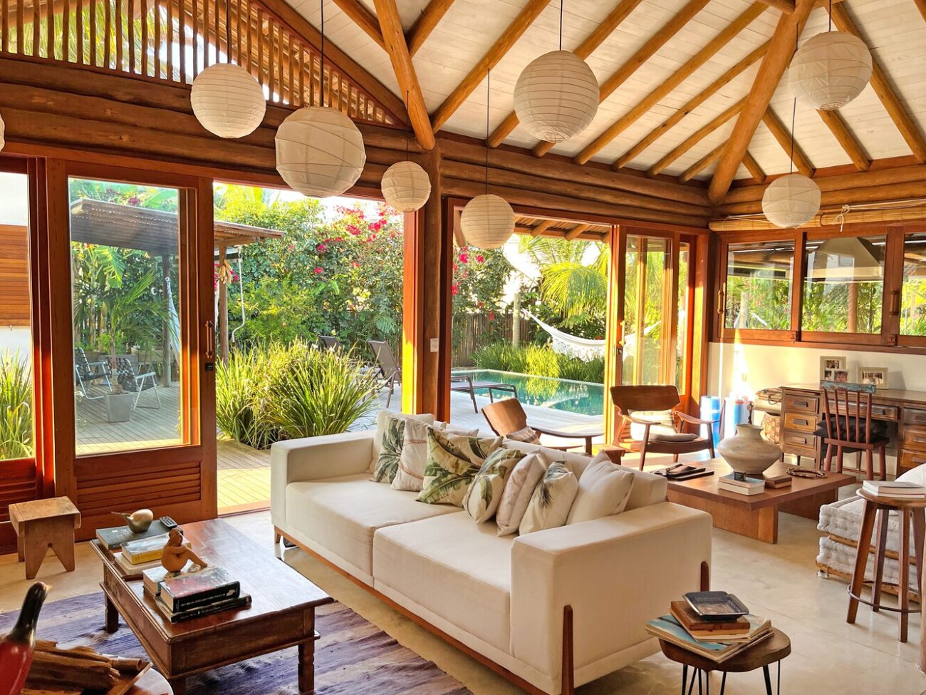 Casa de Praia com Alma Litorânea: ventilação natural, madeira e cimento queimado como linguagem de projeto