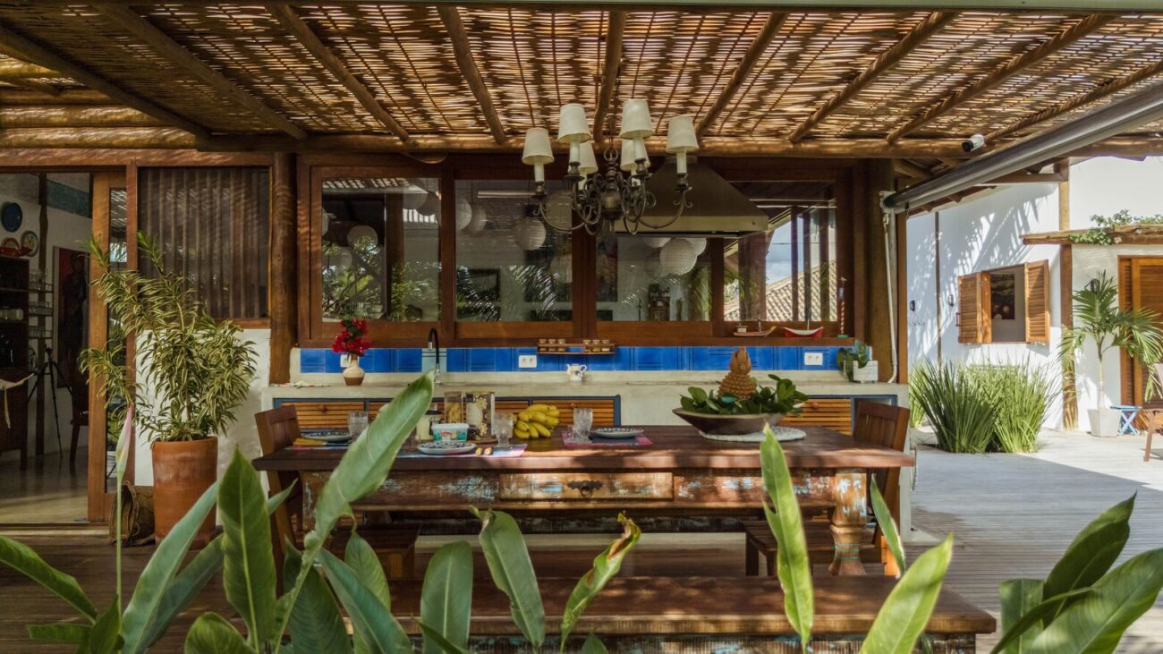 Casa de Praia com Alma Litorânea: ventilação natural, madeira e cimento queimado como linguagem de projeto