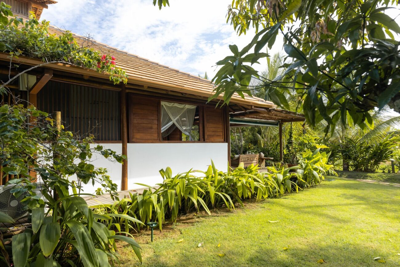 Casa de Praia com Alma Litorânea: ventilação natural, madeira e cimento queimado como linguagem de projeto