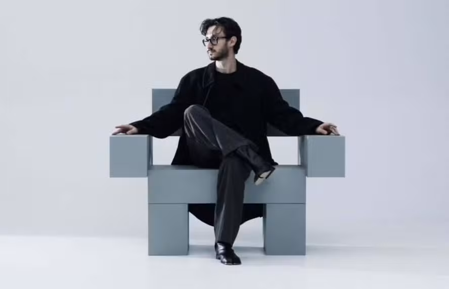 Cadeira brutalista impressa em 3D transforma garrafas plásticas descartadas em objeto arquitetônico