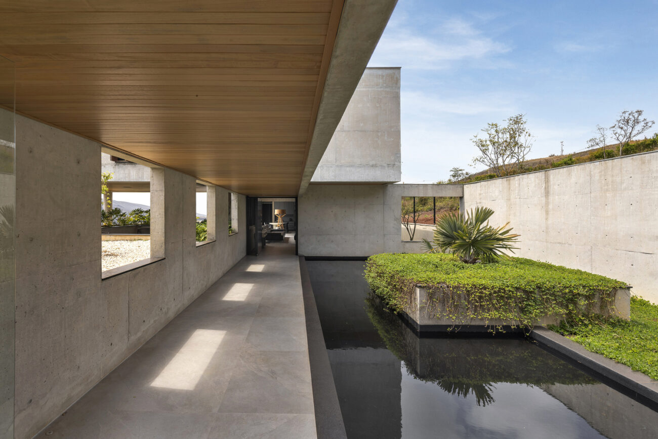 Casa GM por Frederico Bicalho: arquitetura em três níveis que dialoga com o vale e a paisagem natural