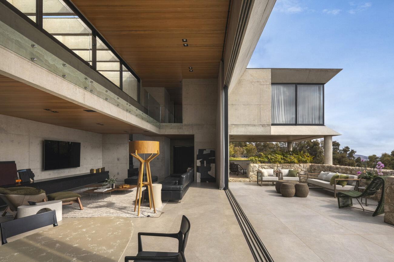 Casa GM por Frederico Bicalho: arquitetura em três níveis que dialoga com o vale e a paisagem natural