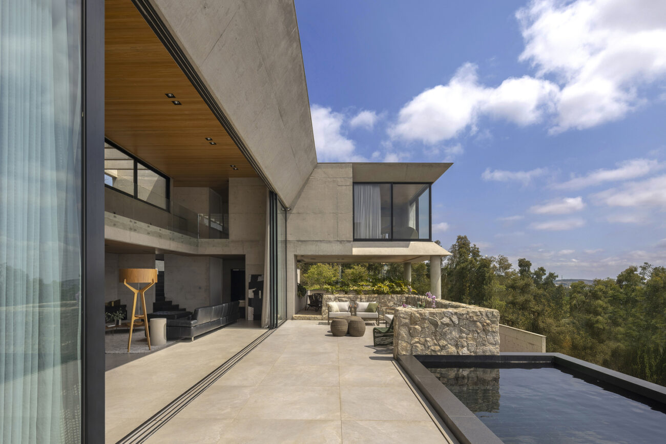 Casa GM por Frederico Bicalho: arquitetura em três níveis que dialoga com o vale e a paisagem natural
