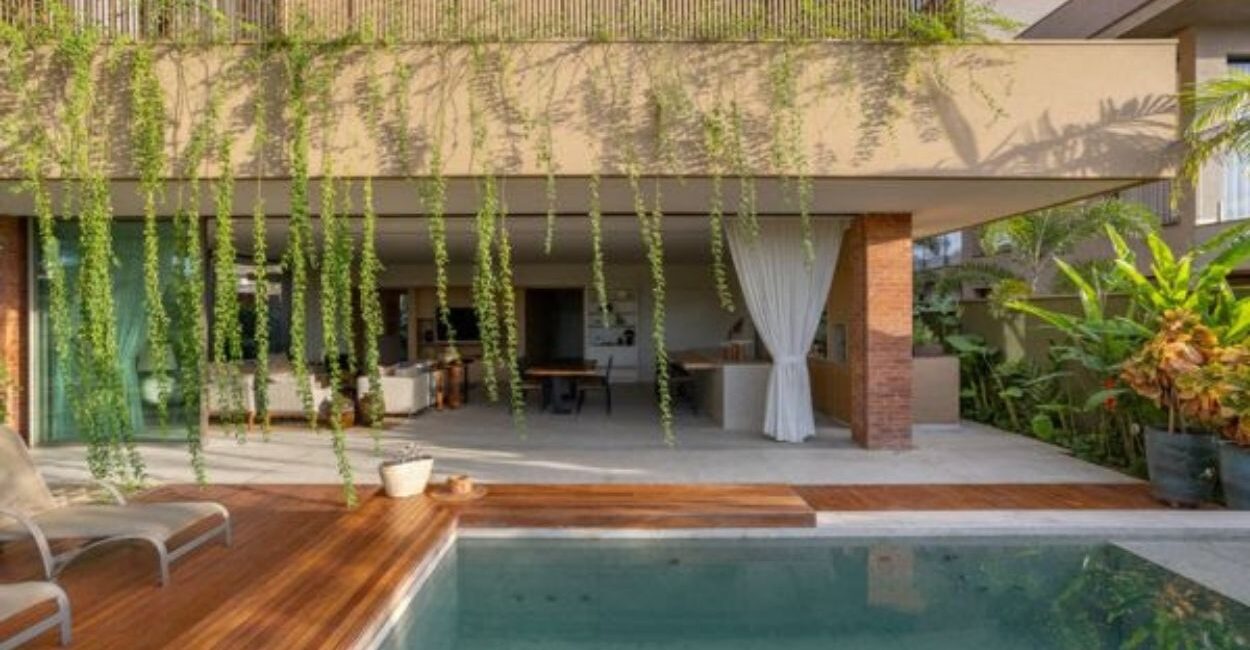 Nesta residência executada pelas arquitetas Vanessa Paiva e Claudia Passarini, o entorno da psicina foi valorizado com a execução do deck de madeira | Projeto Paiva e Passarini Arquiteturae Design | Fotos: Vitor Martins