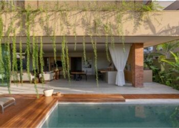 Nesta residência executada pelas arquitetas Vanessa Paiva e Claudia Passarini, o entorno da psicina foi valorizado com a execução do deck de madeira | Projeto Paiva e Passarini Arquiteturae Design | Fotos: Vitor Martins