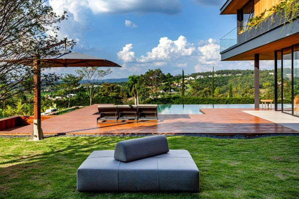 Decks de madeira transformam a experiência das áreas externas