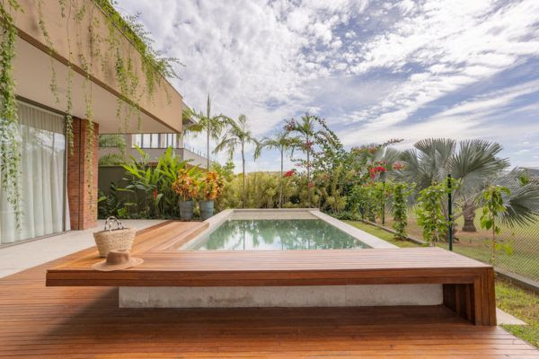Decks de madeira transformam a experiência das áreas externas