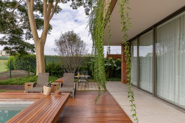 Decks de madeira transformam a experiência das áreas externas