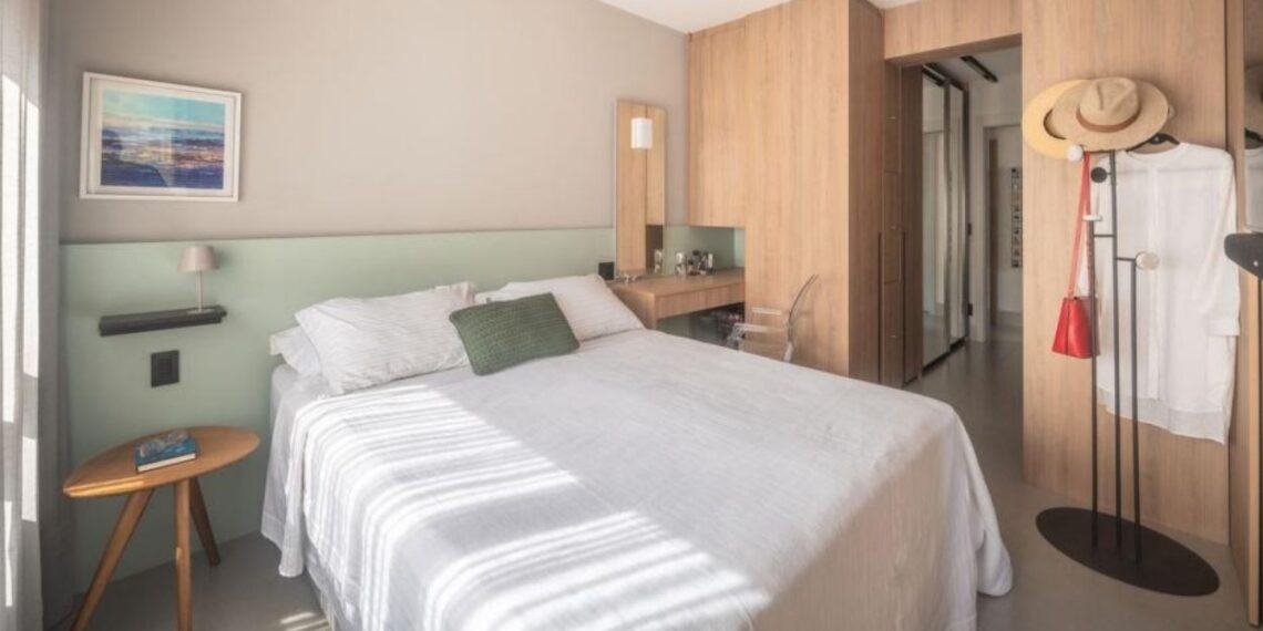 Mais do que um item do quarto, o colchão impacta diretamente na qualidade de vida. Um modelo inadequado pode provocar dores musculares, desalinhamento da coluna, noites fragmentadas e até queda de produtividade no dia seguinte | Projeto Dantas & Passos Arquitetura | Foto: Henrique Ribeiro